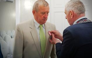 Prezydent Burzyński wręcza odznaczenia za długoletnie pożycie małżeńskie