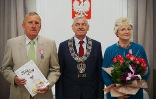 Prezydent Burzyński wręcza odznaczenia za długoletnie pożycie małżeńskie
