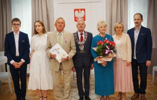 Prezydent Burzyński wręcza odznaczenia za długoletnie pożycie małżeńskie