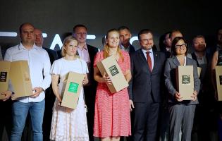 Zdjęcie z wręczenia decyzji o wparciu dla firm inwestujących w Łódzkiej SSE