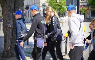 Ukraińscy sportowcy na dziedzińcu Pałacu Saskiego