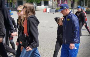 Ukraińscy sportowcy na dziedzińcu Pałacu Saskiego