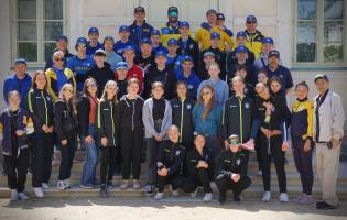 Ukraińscy sportowcy na dziedzińcu Pałacu Saskiego