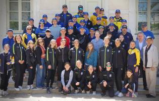 Ukraińscy sportowcy na dziedzińcu Pałacu Saskiego