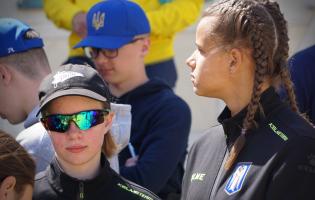 Ukraińscy sportowcy na dziedzińcu Pałacu Saskiego