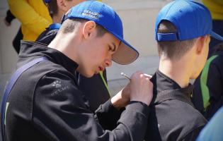 Ukraińscy sportowcy na dziedzińcu Pałacu Saskiego