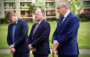 35 drzew na 35-lecie samorządu