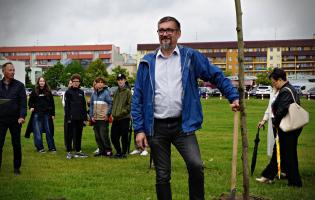 35 drzew na 35-lecie samorządu